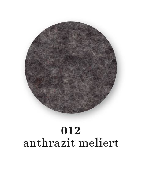 Detailaufnahme einer anthrazit melierten Filz Sitzauflage für Stühle. Filzauflage passend für Wishbone Chair.