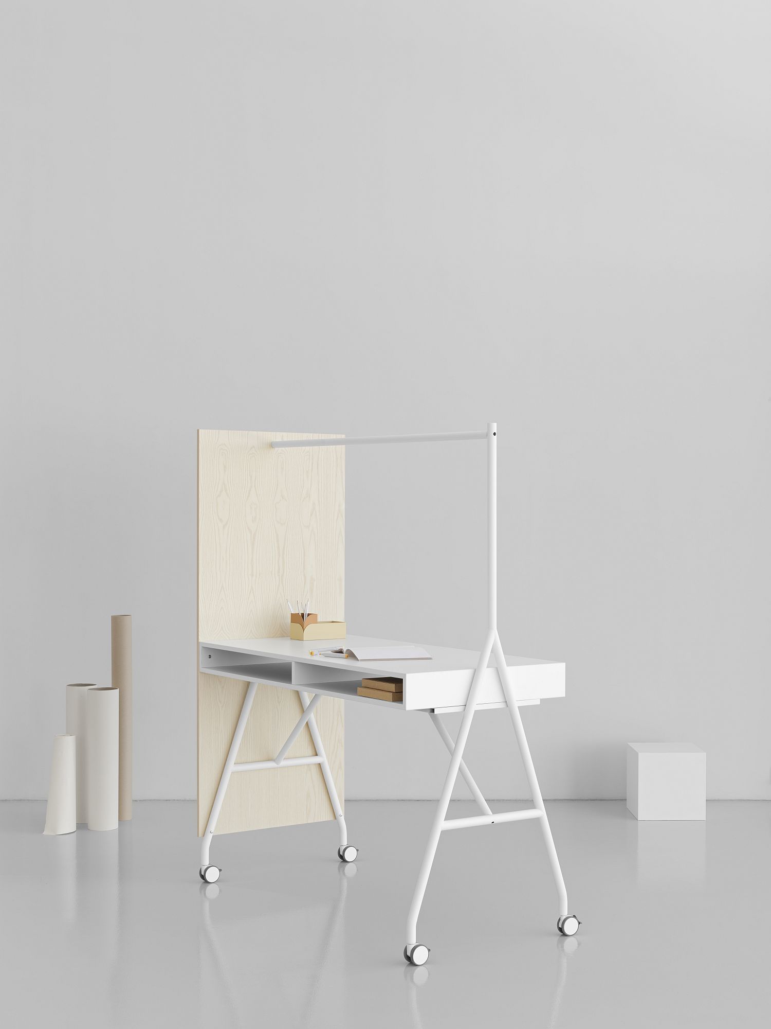 Weißer Hangout Stehtisch von Mizetto mit Holzrückwand und Rollen für flexibles Arbeiten.