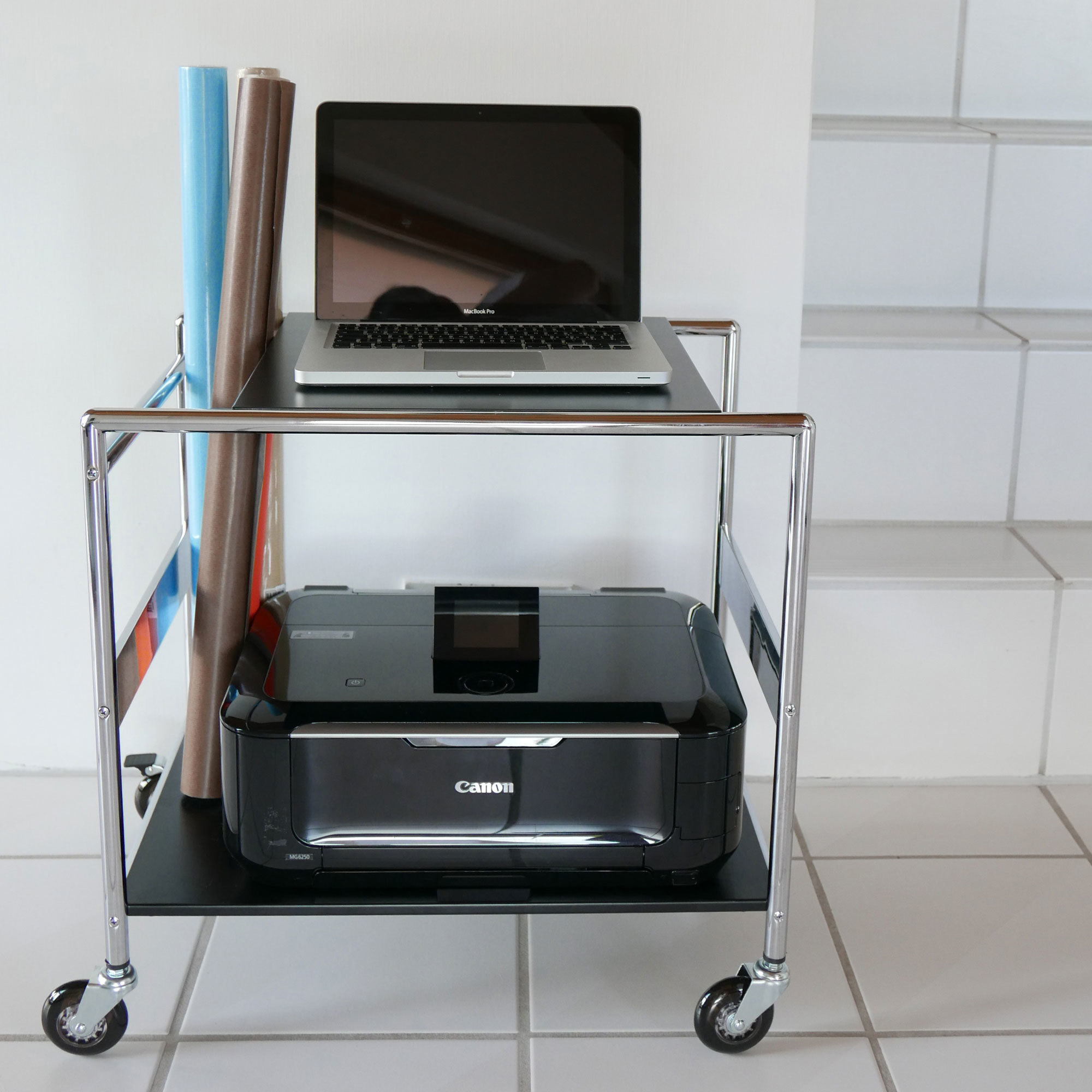 Servierwagen SIR WEISS mit Laptop und Drucker. Mobiler Beistelltisch mit Rollen für Büro.