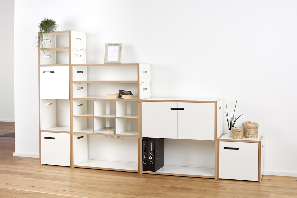 Tojo Halbstark Regalsystem mit Anbaumodul und Tür links, flexibles modulares Regalsystem in Weiß und Holz.