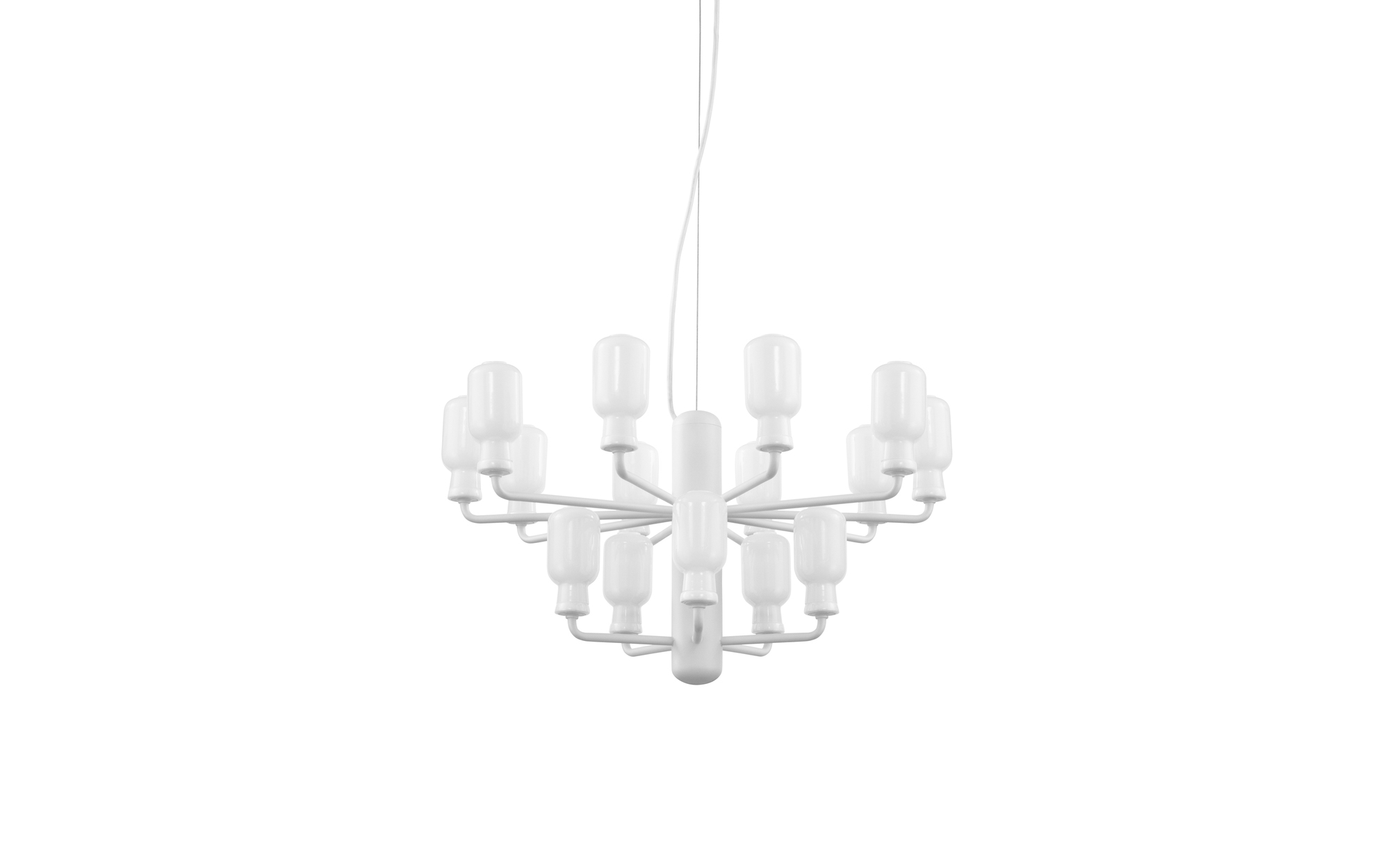 Weiße Amp Chandelier Pendelleuchte von Normann Copenhagen mit vielen Leuchtmitteln. Moderne Deckenleuchte.
