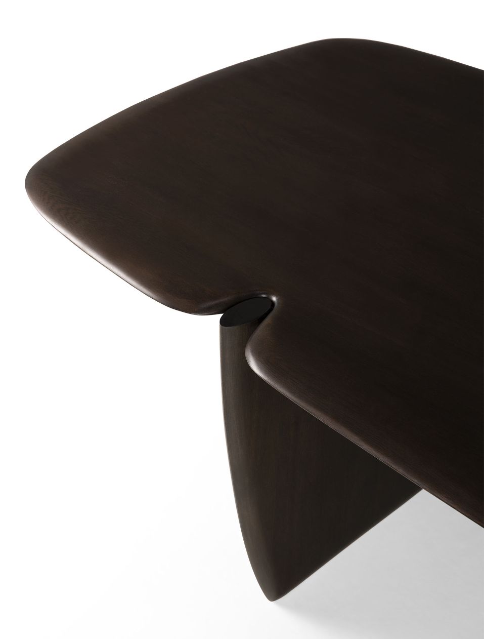 Detailaufnahme des PI Couchtisches von Ethnicraft aus Mahagoni mit einzigartigem, organischem Design.