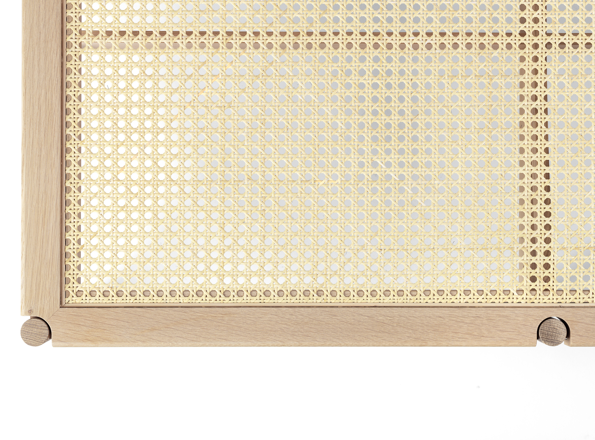 Detailaufnahme der Winston Daybed Liege Mater mit hellem Holzrahmen und Wiener Geflecht.