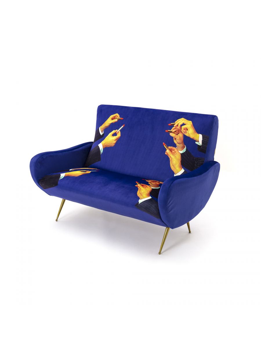 Toiletpaper 2-Sitzer-Sofa Lipsticks Seletti: Blaues Sofa mit Lippenstift-Motiv und goldenen Beinen, modernes Design für Wohnzimmer.