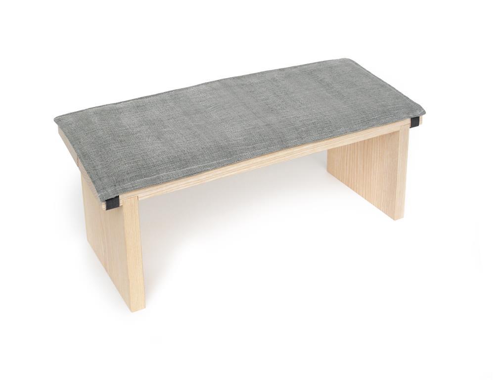 Meditationsbank aus Holz mit grauem Kissen für bequemes, entspanntes Sitzen bei der Meditation.