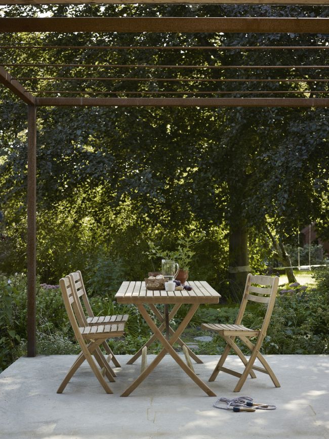 Selandia Table 147 Esstisch von Skagerak: Klappbarer Outdoor Tisch mit zwei Stühlen im Garten.