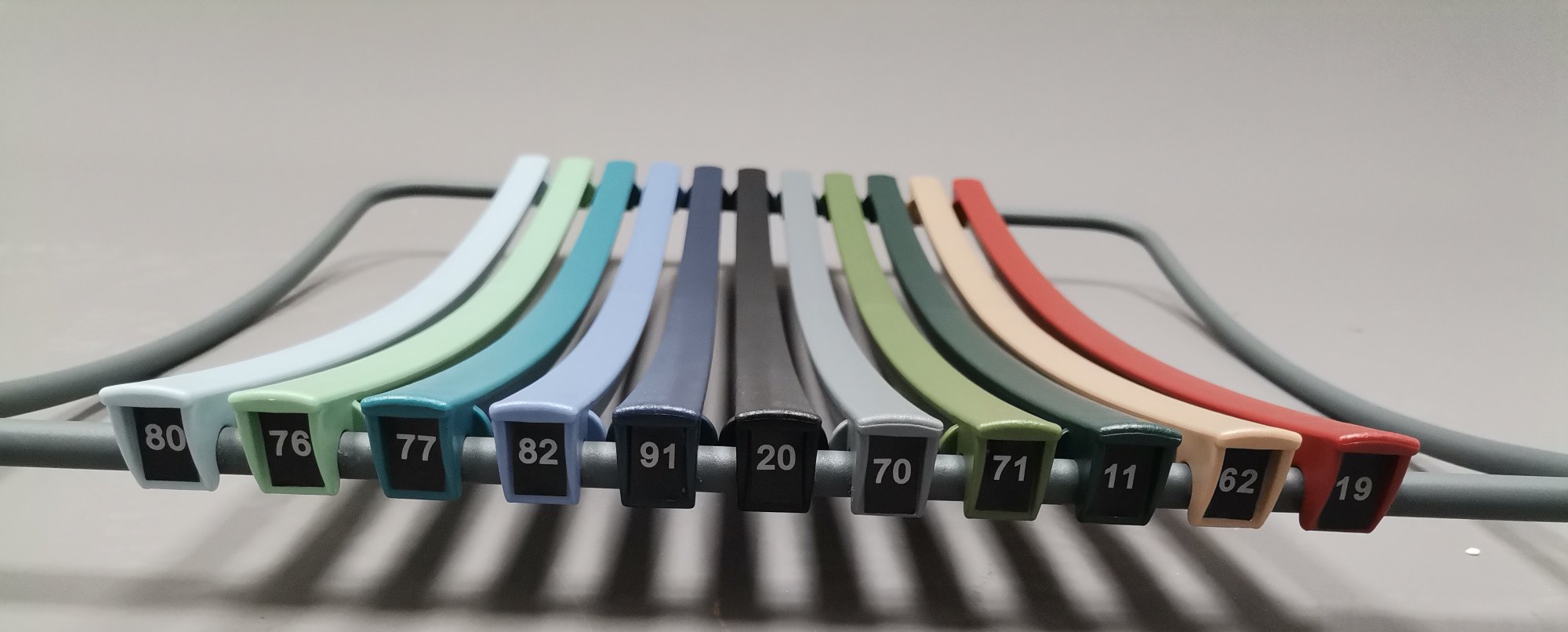 Nahaufnahme von farbigen Click Lamellen, Ersatzteile für Houe Gartenmöbel, Durchmesser 1,2 cm.