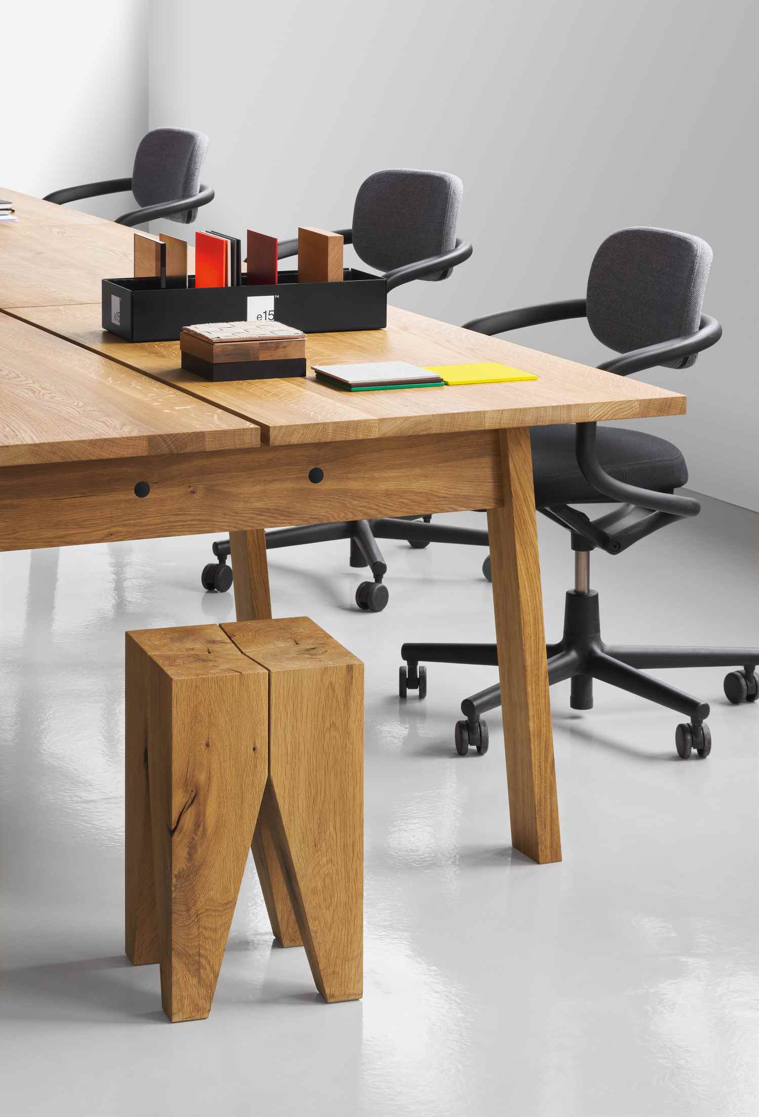E15 Backenzahn Hocker aus Eiche neben einem Holztisch und Bürostühlen im Büro.