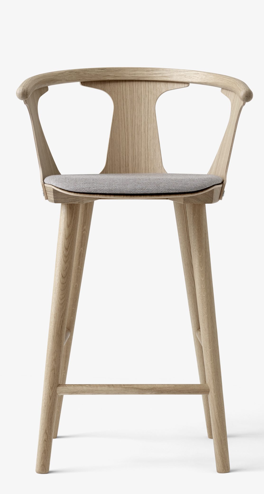 Frontansicht des hellen In Between Barhockers SK10 von AndTradition mit grauem Sitzpolster.