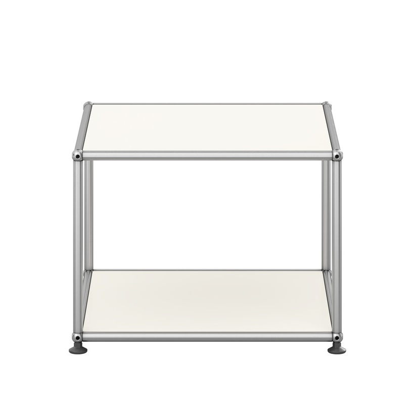 USM Haller Beistelltisch in Reinweiß, offenes Design mit zwei Ablageflächen, modernes Möbelstück für Wohn- und Arbeitsbereiche.