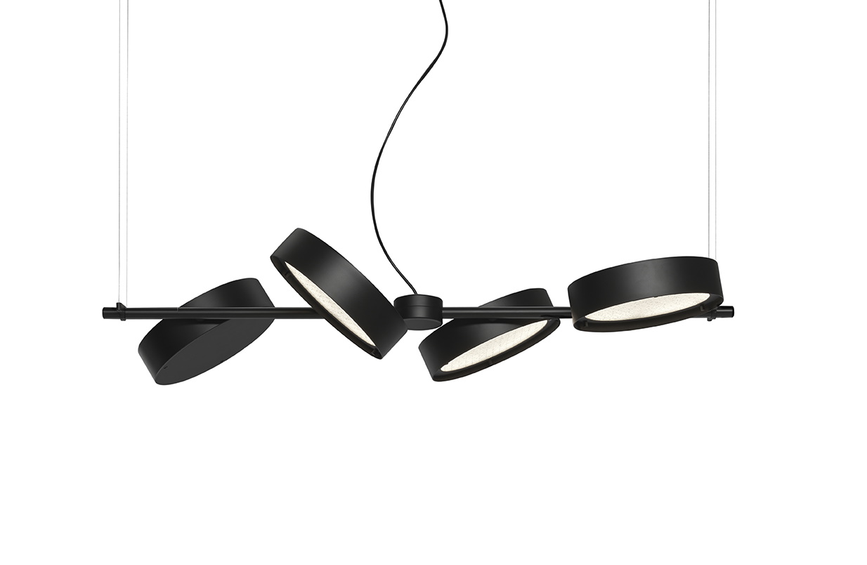 Schwarze Berlin Hängeleuchte von Oluce mit vier runden, schwenkbaren LED-Leuchten an einer Stange.