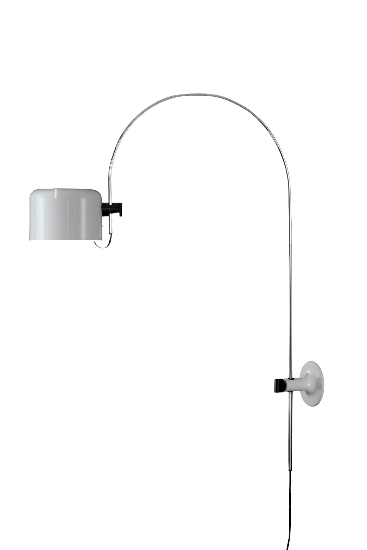 Weiße Coupé Wandleuchte von Oluce mit gebogenem Chromarm und zylindrischem Lampenschirm.