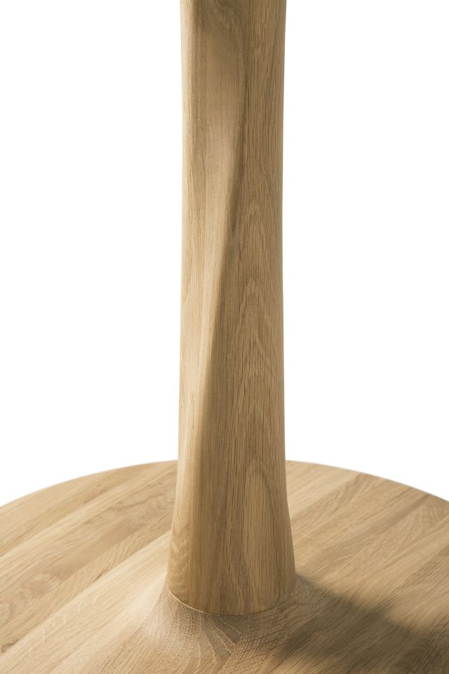 Detailaufnahme des Torsion Eiche Tisches von Ethnicraft, Fokus auf den gedrehten Tischfuß und die Tischplatte.