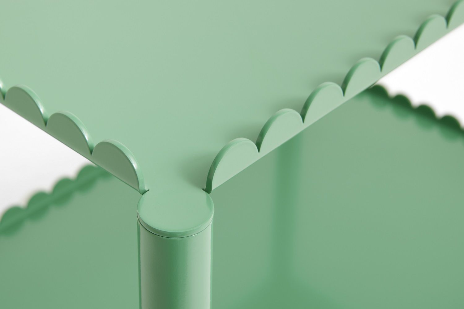 Detailaufnahme des Arcs Trolley Servierwagens von Hay in Grün mit wellenförmigem Rand und Säule.