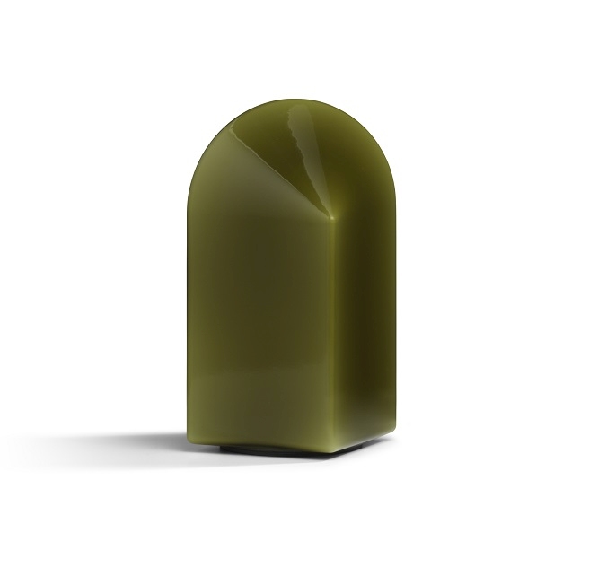 Nahaufnahme der moosgrünen Hay Parade Tischleuchte H24. Moderne Lampe für Wohnzimmer und Schlafzimmer.