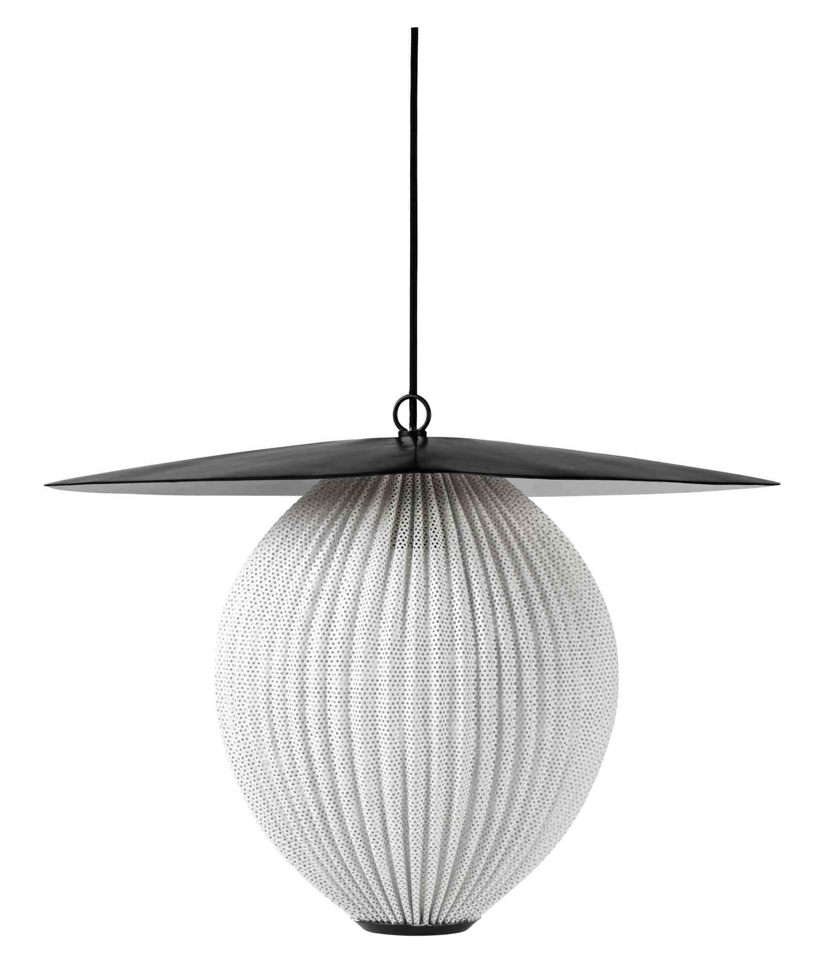 Cremefarbene Satellite Pendelleuchte von Gubi: Moderne Hängelampe mit perforiertem Schirm und schwarzem Lampenschirm.