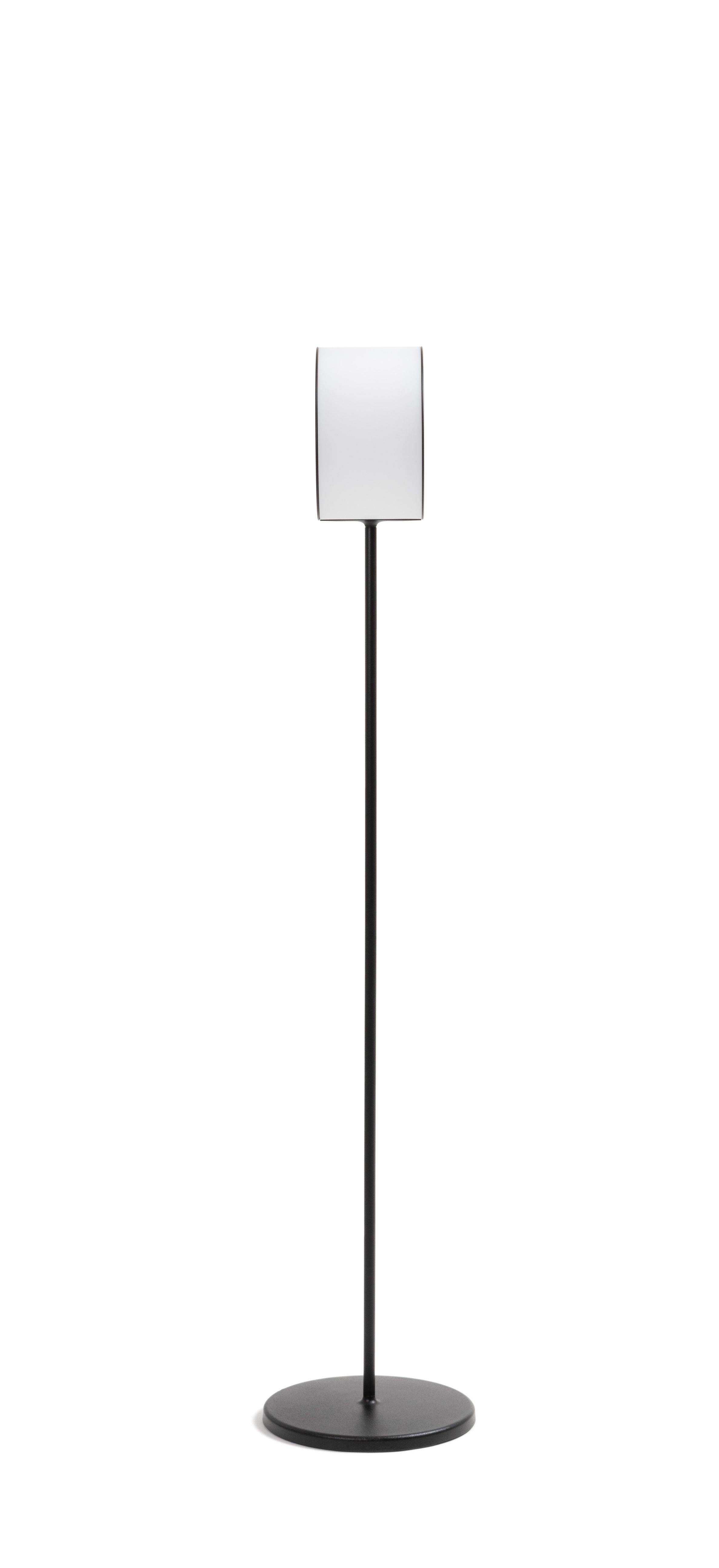 Lost Stehleuchte S Magis: Moderne Stehlampe mit schwarzem Fuß und rechteckigem, weißem Lampenschirm.