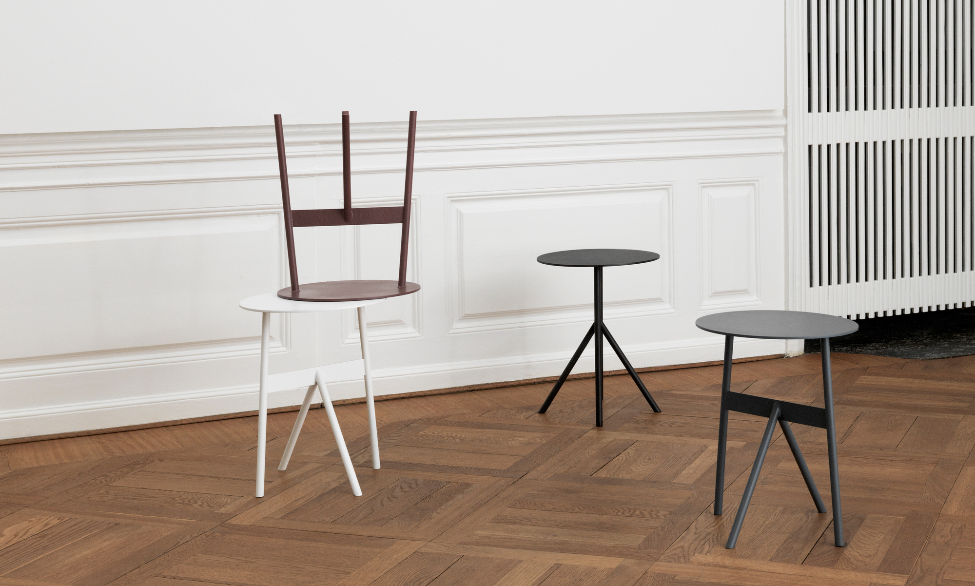 Drei Normann Copenhagen Beistelltische in Schwarz, Weiß und Grau. Moderne, minimalistische Designmöbel.