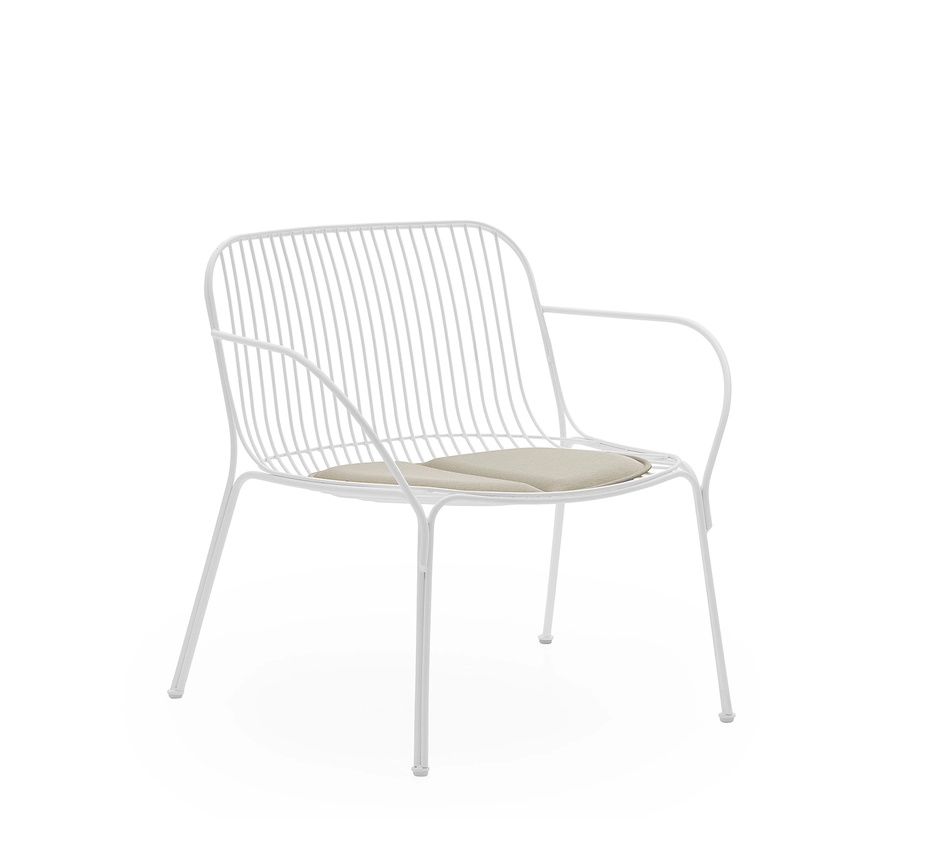 Weißer Sessel mit Armlehnen und beigem Hiray Sitzkissen für Kartell, modernes Design.