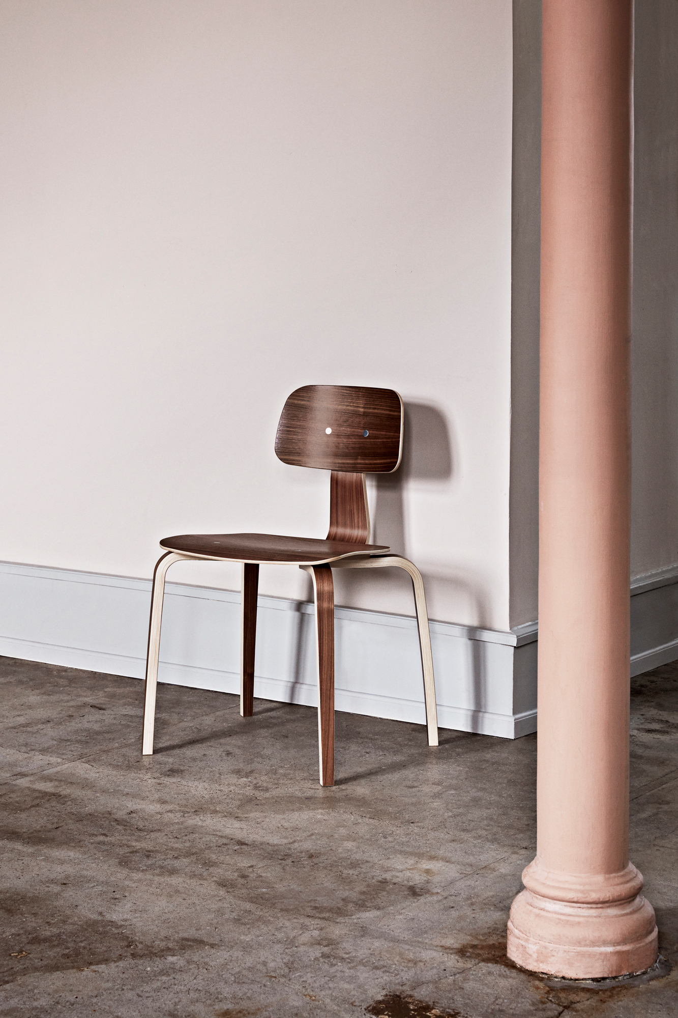 Kevi Stuhl mit Eichenholz-Sitz und Rückenlehne, minimalistisches Design für Büro und Wohnraum.