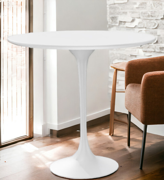 Weißer Saarinen Beistelltisch/Couchtisch von Knoll International (H 52 cm) mit ovaler Tischplatte und Fuß.