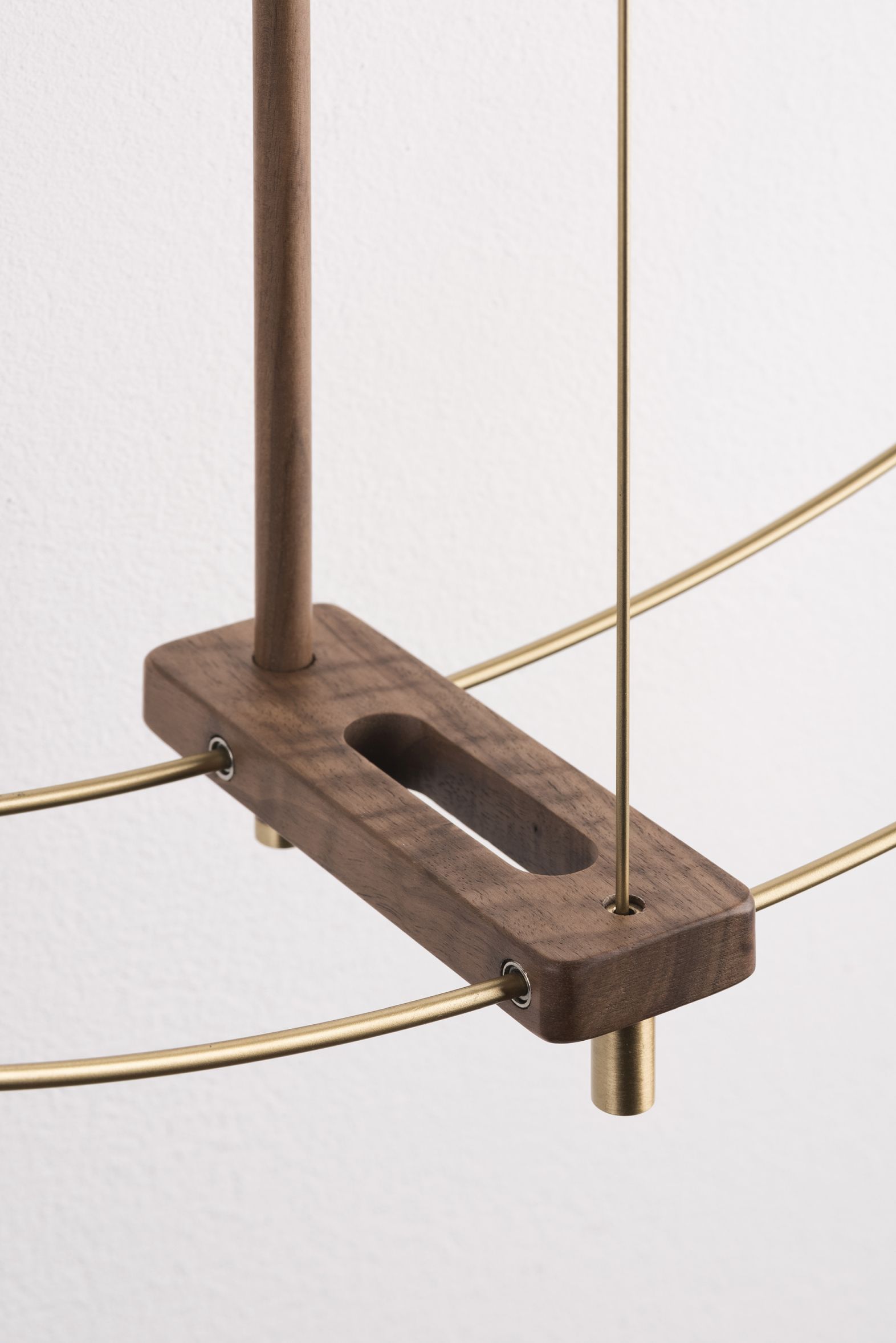 Detailaufnahme der Nomon Barcelona Gold Wanduhr mit Holz und goldenen Akzenten.