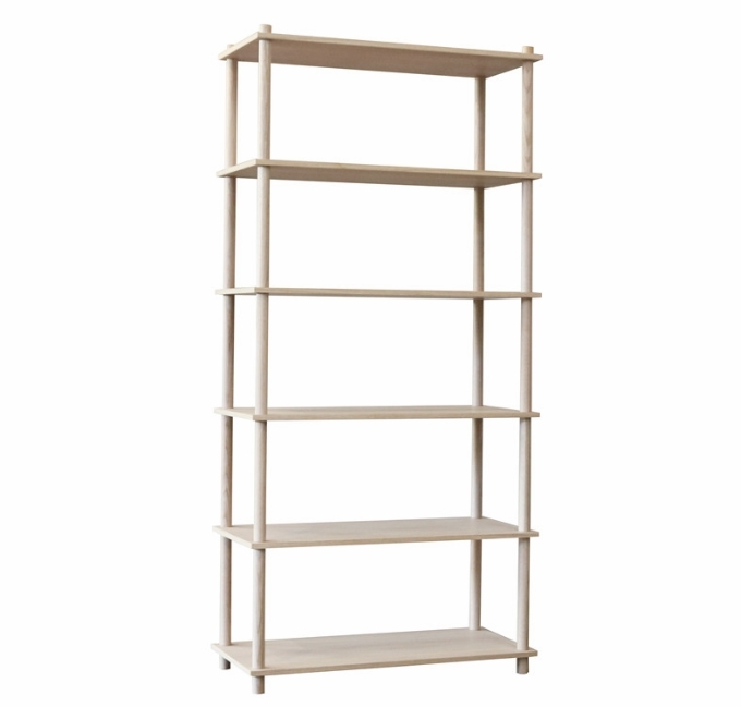 Elevate Shelving System: Helles Holzregal mit fünf Böden für Wohnzimmer oder Büro.
