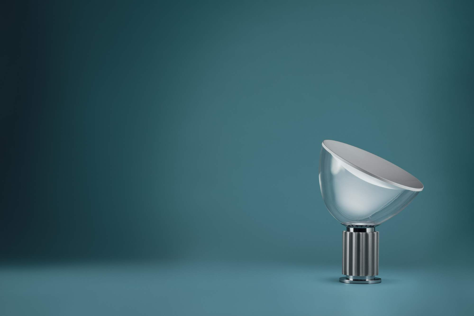 Taccia Small LED Tischleuchte von Flos mit Glasschirm und geriffeltem Fuß.