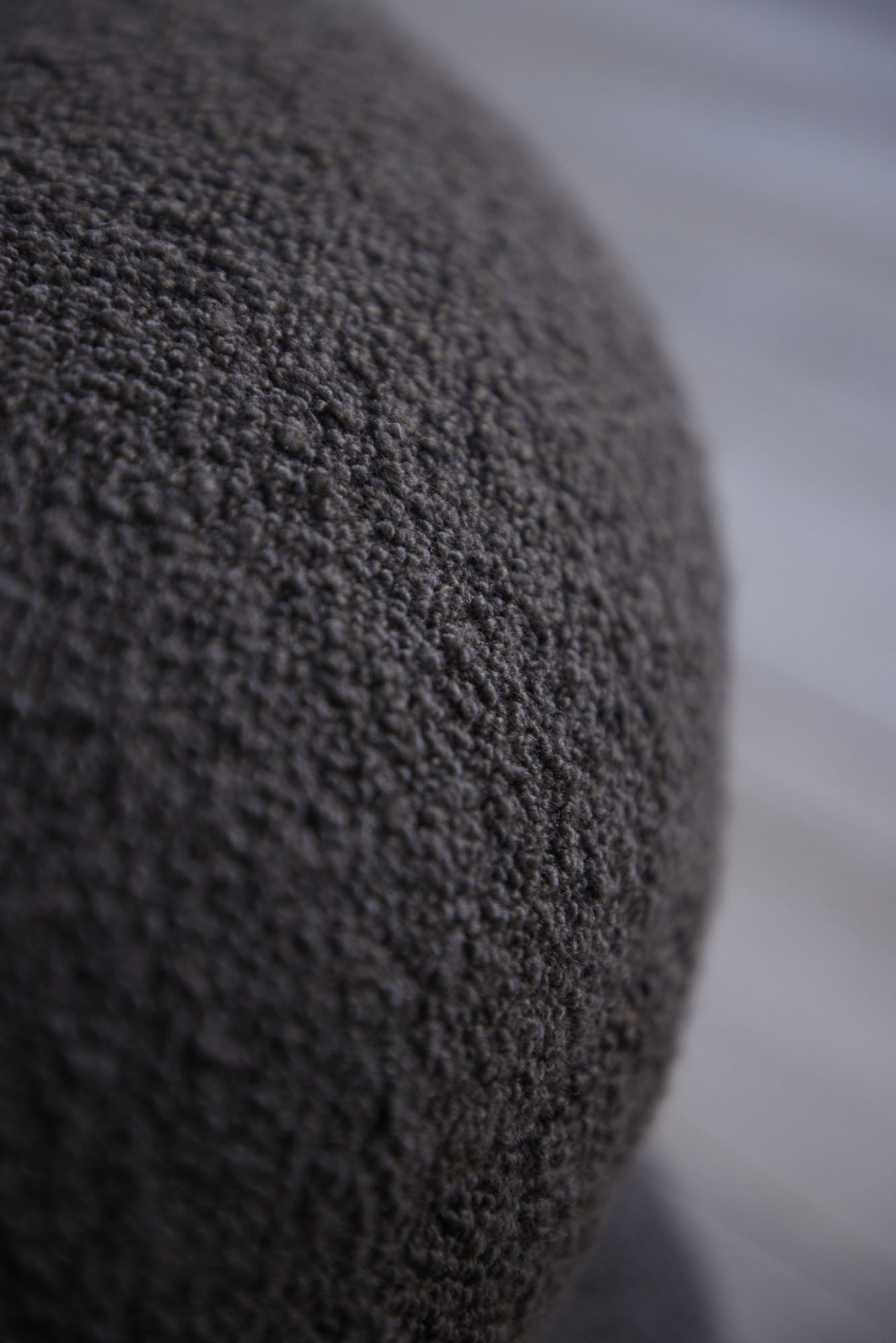 Detailaufnahme des braunen Easy Pouf Hockers von Verpan mit strukturierter Oberfläche.