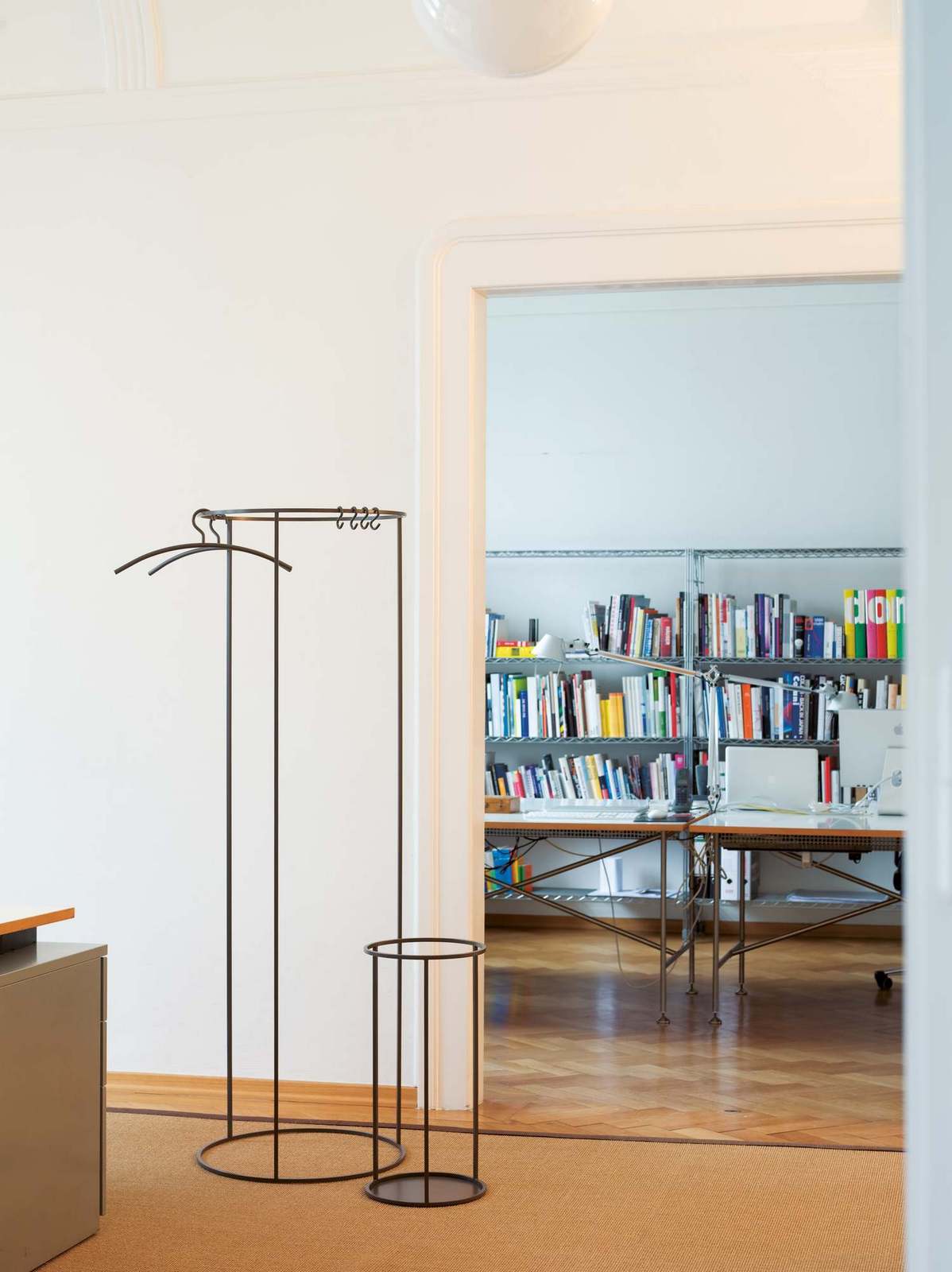 Schönbuch Rack Schirmständer und Beistelltisch aus Metall in modernem Wohnraum. Design Garderobe.