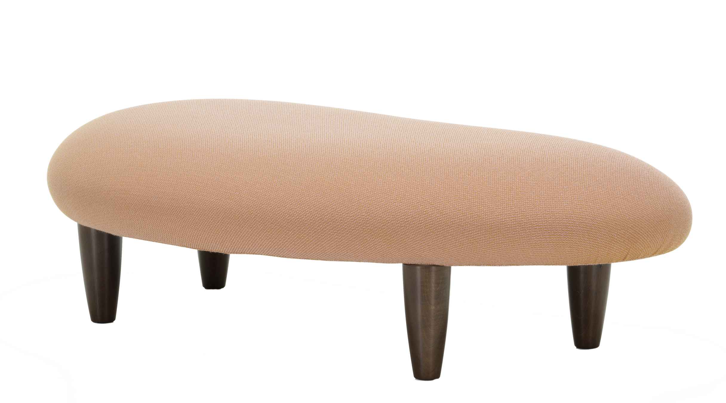 Beiger Vitra Freeform Ottoman mit vier dunklen Holzbeinen auf weißem Hintergrund.