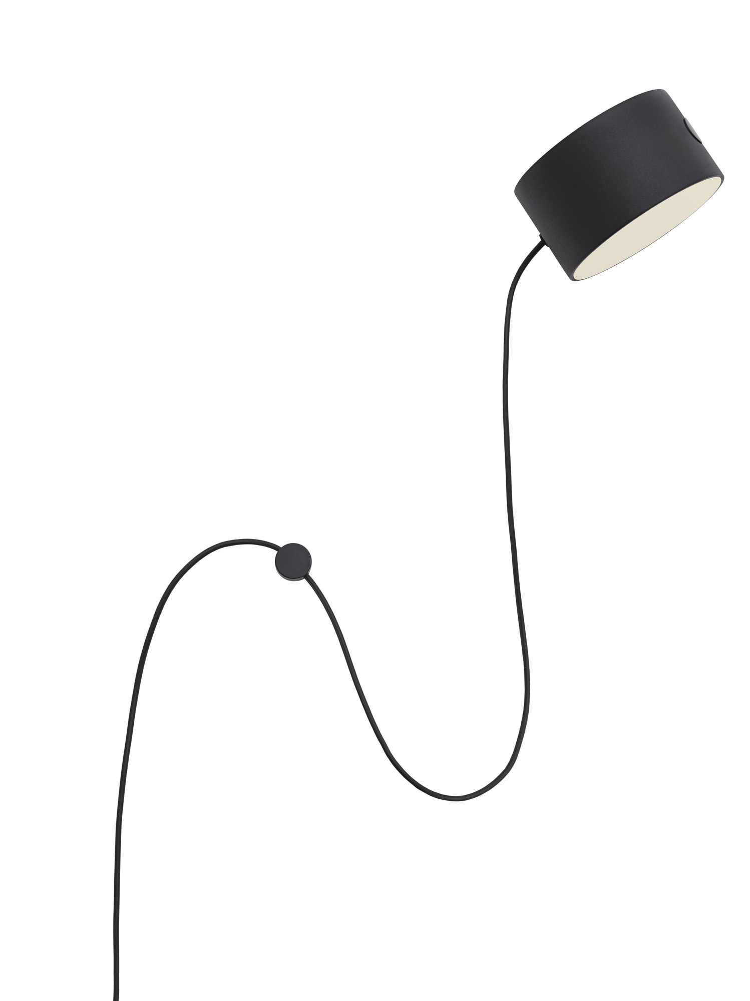 Schwarze Muuto Post Wall Lamp Wandleuchte mit Kabel und Schalter vor weißem Hintergrund.