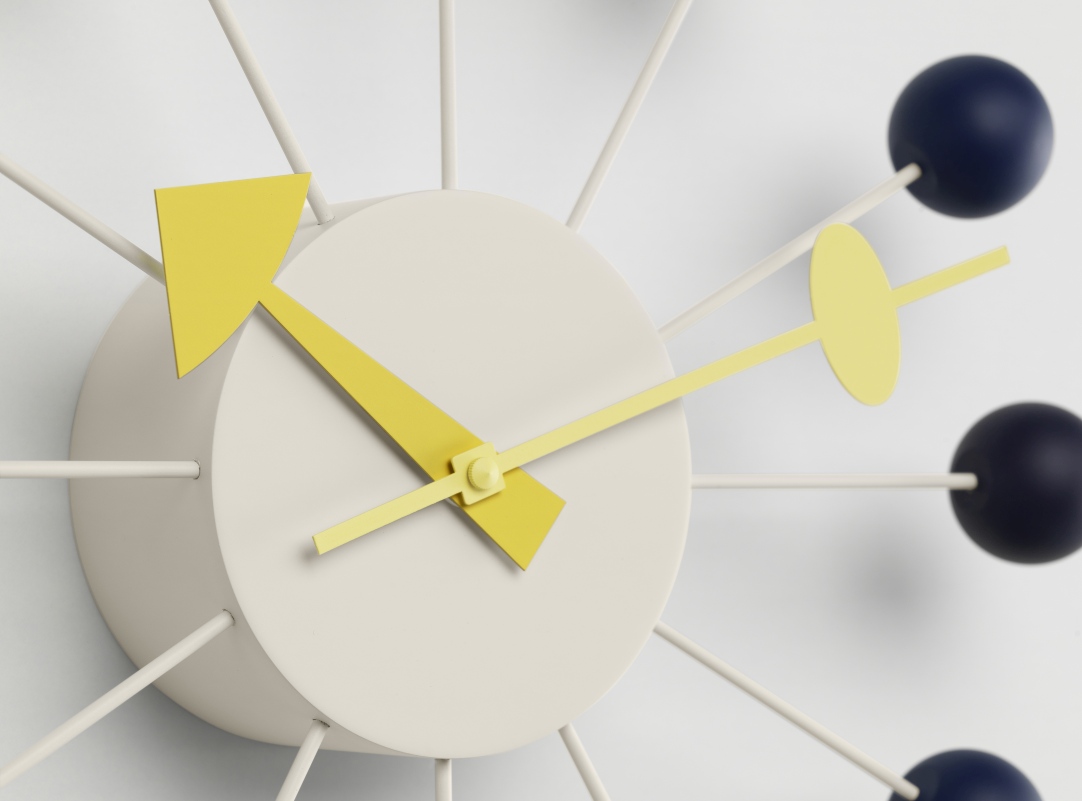 Detailaufnahme der Ball Clock Wanduhr von Vitra in der Limited Edition Dusk.