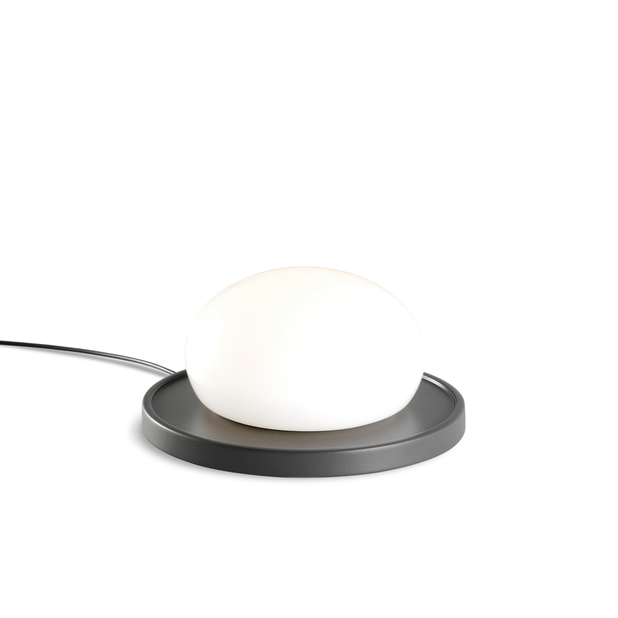 Bolita Tischleuchte von Marset: Moderne LED Lampe mit grauem Sockel und weißem Lampenschirm.