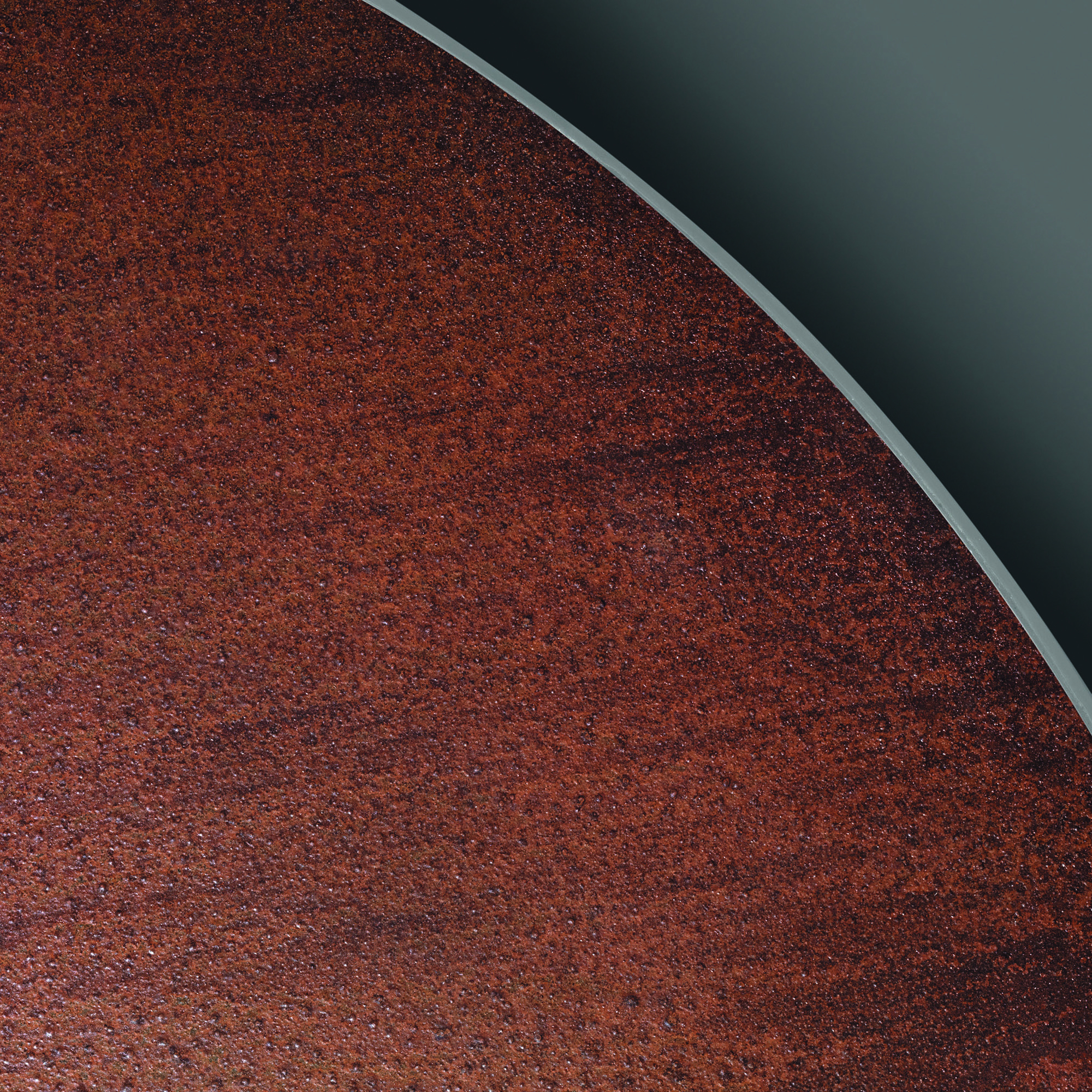 Detailaufnahme der SOLAR Bodenleuchte von Foscarini, rostfarbene Oberfläche und grauer Rand.