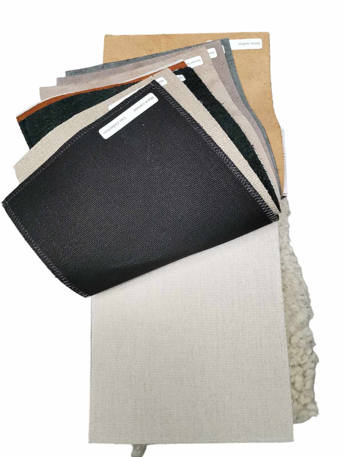 Musterkollektion: Leder- und Canvas-Stoffmuster in verschiedenen Farben und Texturen für Möbel und Polsterarbeiten.