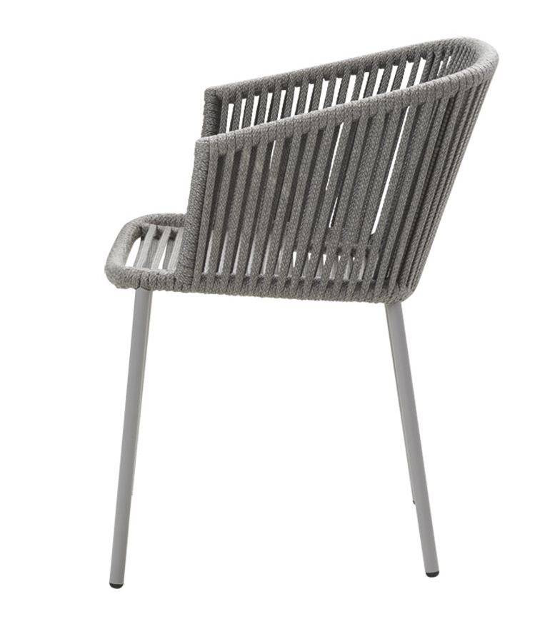 Grauer Moments Sessel von Cane-Line, modernes Design mit geflochtener Sitzfläche und Rückenlehne, ideal für den Außenbereich.
