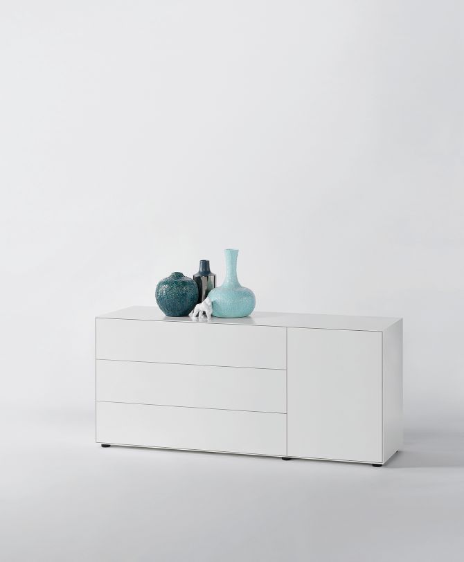 Weißes Piure Nex Pur Lowboard mit Schubladen, Tür und Deko-Elementen.