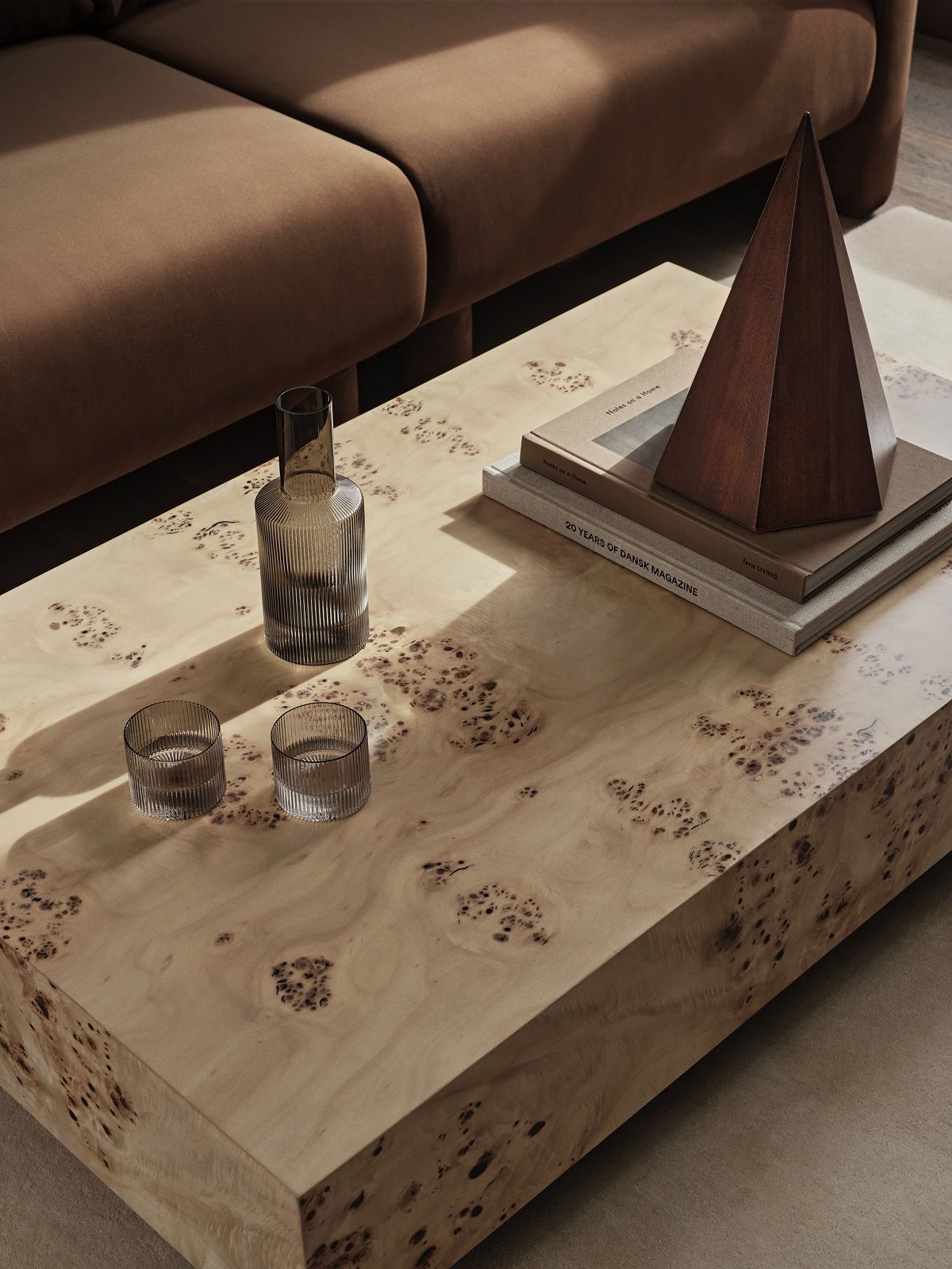 Nahaufnahme des Ferm Living Burl Coffee Table Natural mit Deko-Objekten. Moderner Couchtisch aus Holz.