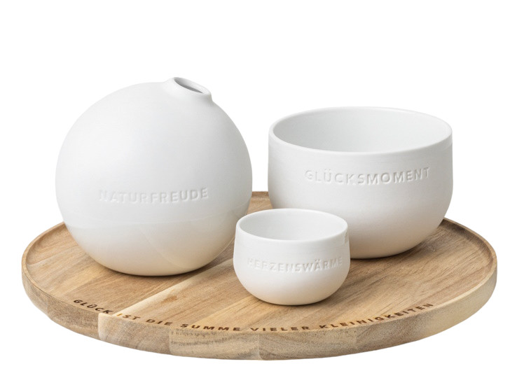 Tablett der kleinen Dinge: Holztablett mit drei weißen Keramikgefäßen mit den Aufschriften "Naturfreude", "Glücksmoment" und "Herzenswärme".