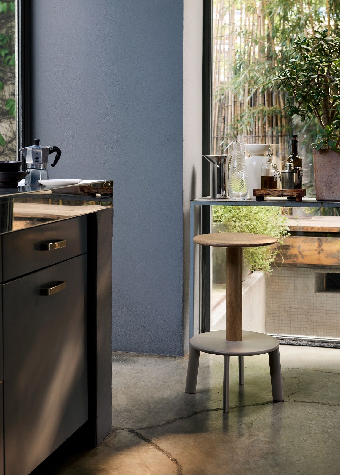 AndTradition Massif Hocker AV39/AV40 aus Holz in modernem Küchendesign, minimalistischer Barhocker.