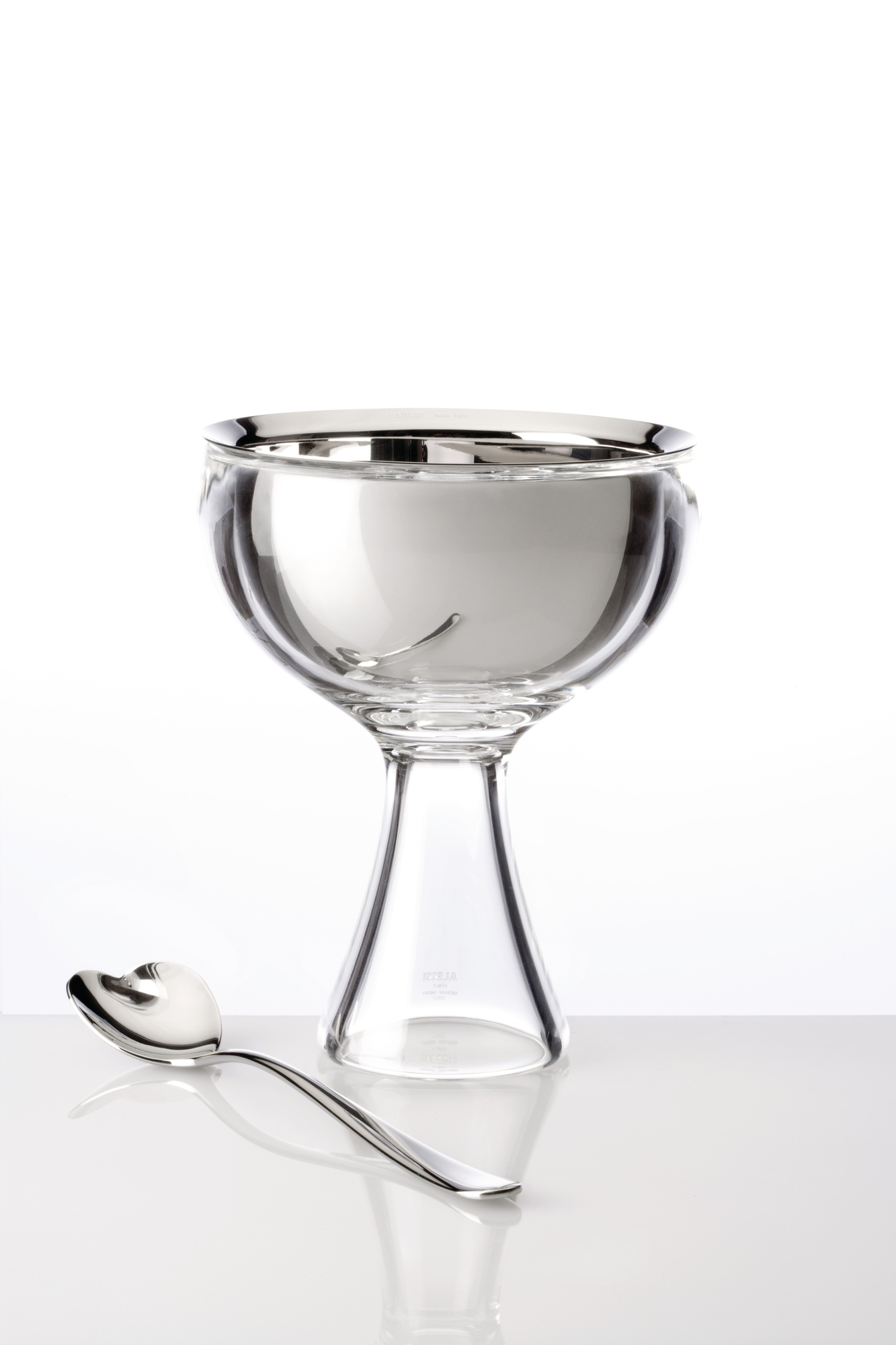 Alessi Big Love Eisbecher aus Glas mit Herzlöffel, modernes Design für Eis und Dessert.