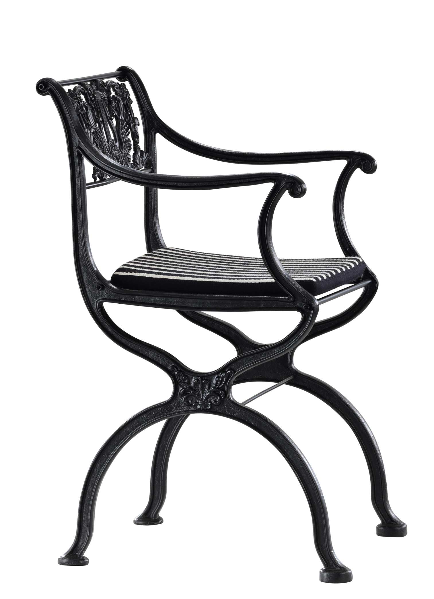 Schwarzer D60 Gartensessel von Tecta mit gestreiftem Sitzkissen, ideal für Garten und Terrasse.