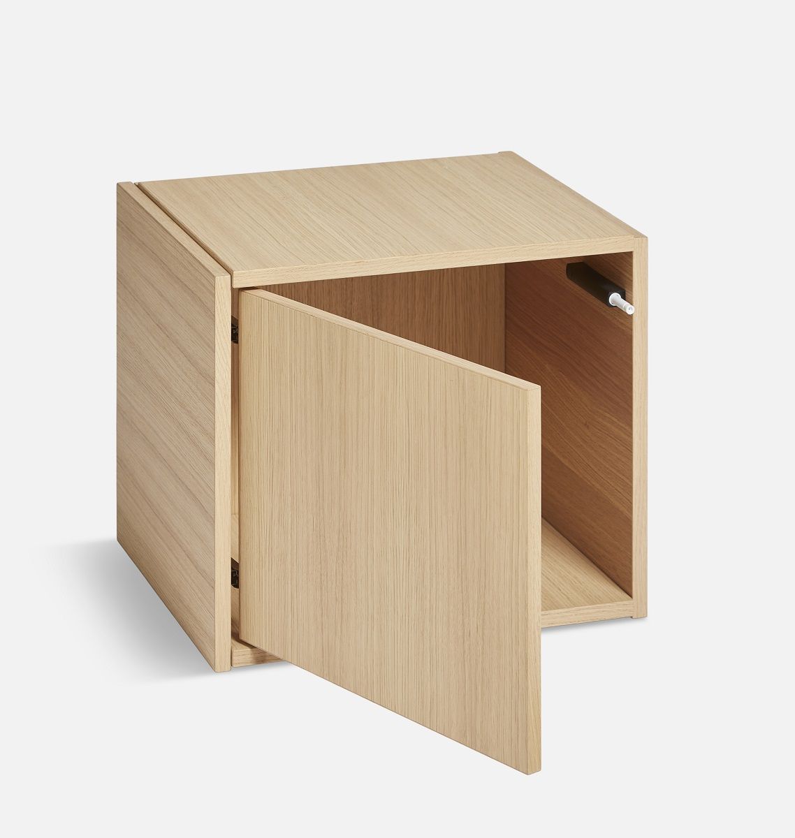 Bricks Cube Regal von Woud mit Tür links, aus hellem Holz, offene Ansicht.