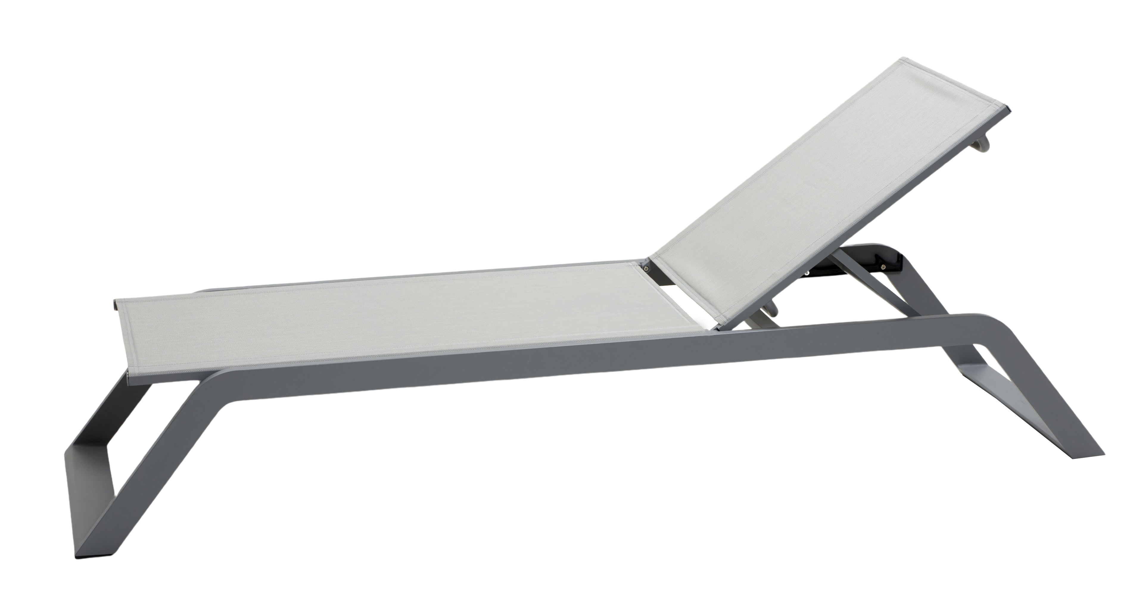 Helle Cane-Line Sonnenliege für den Garten. Die Outdoor Liege ist verstellbar und modern.