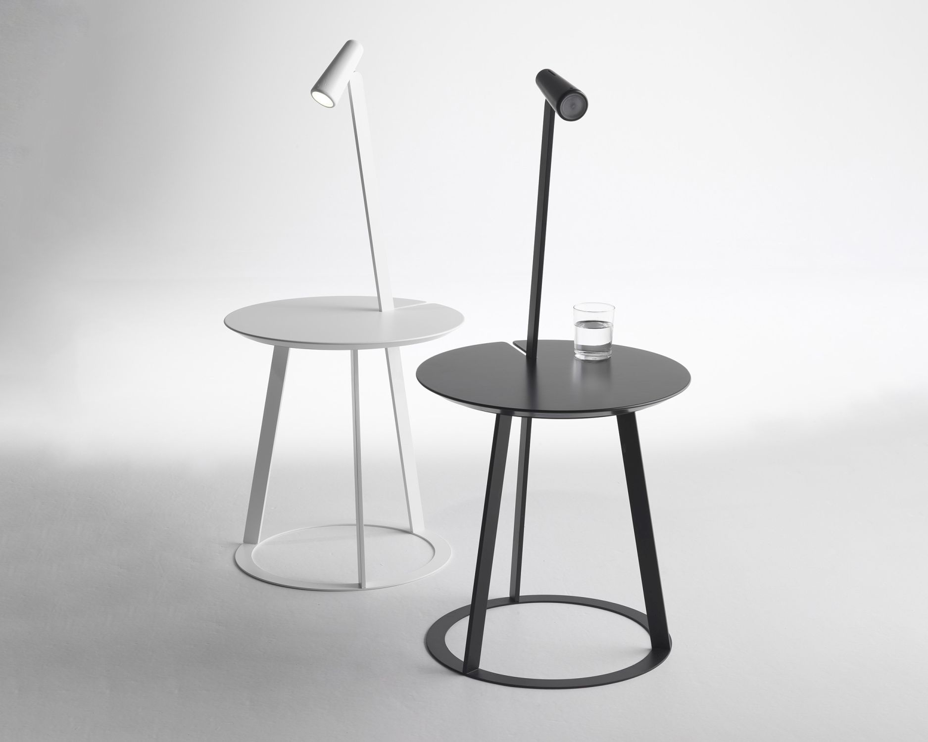 Zwei Albino Torcia Beistelltische von Casamania Horm, einer weiß, einer schwarz, mit integrierter Lampe.