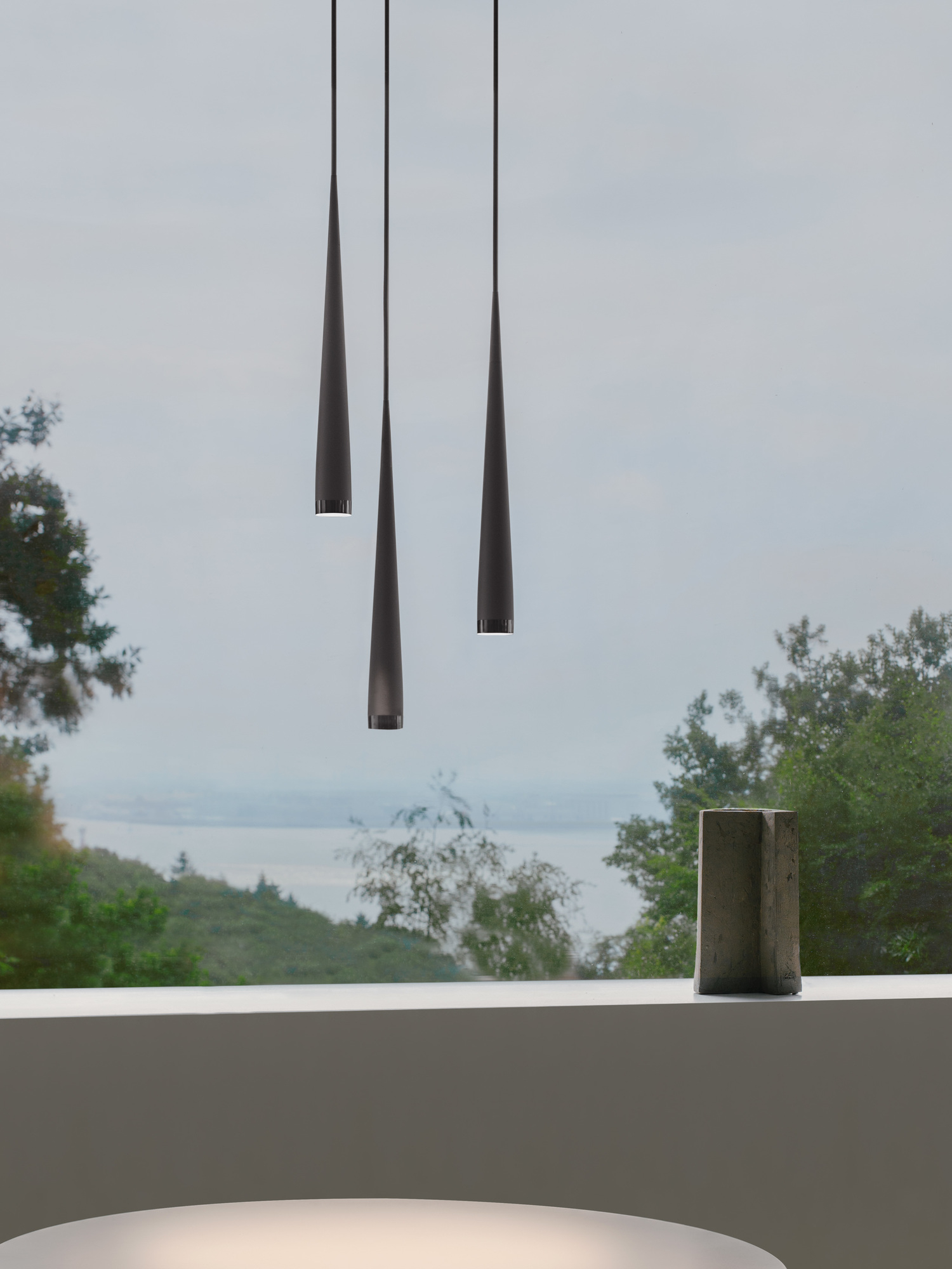 Drei graue Pendelleuchten im Kegeldesign. Moderne Hängelampe für Esszimmer oder Wohnzimmer. Niceone Leuchte.