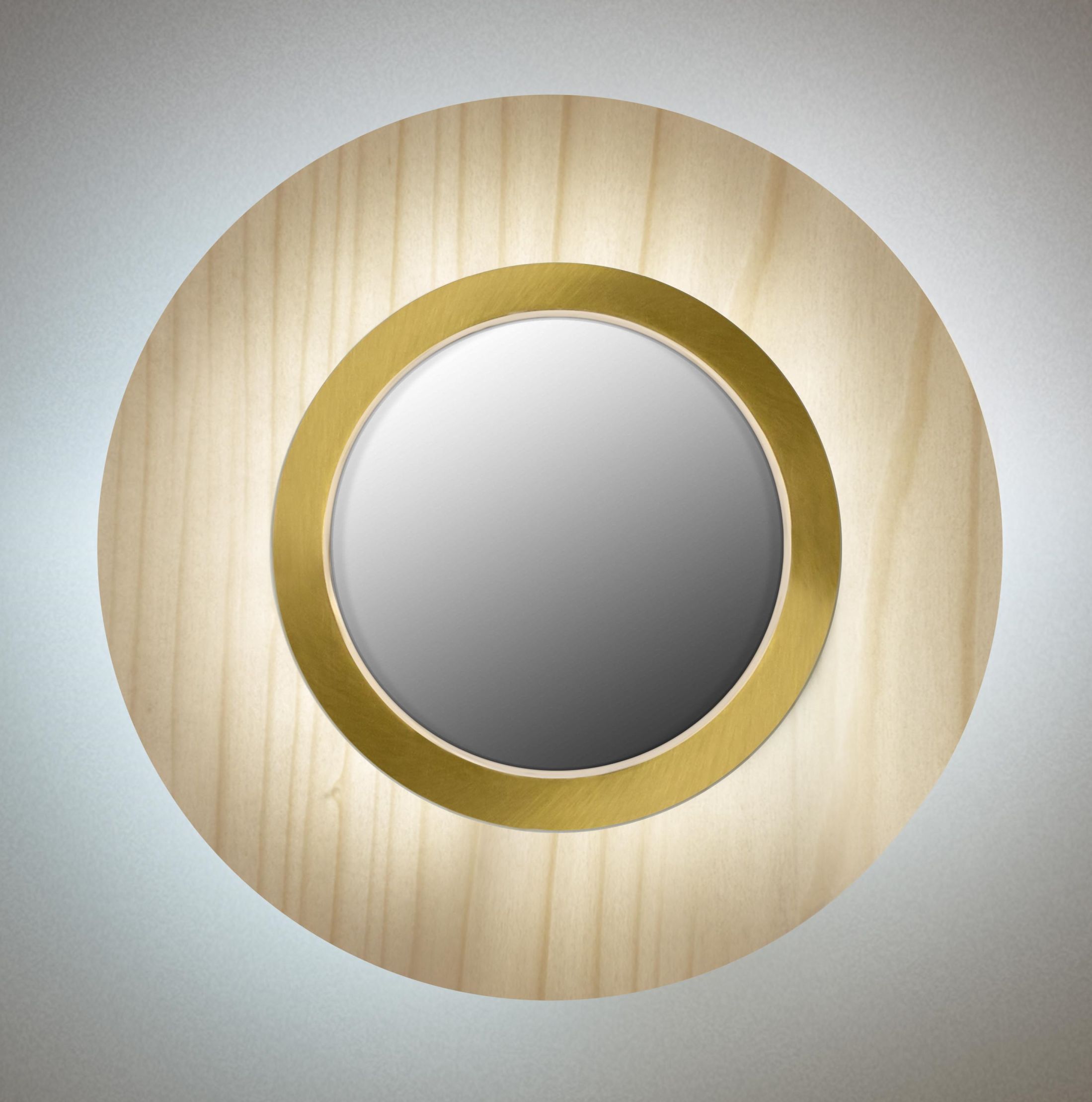 Lens LED Wandleuchte von LZF Lamps: Runde Lampe mit Holzrahmen und goldenem Metallring.