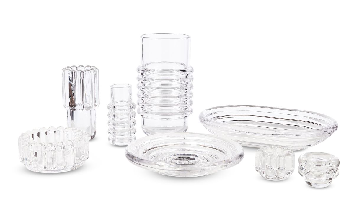 Produktfoto: Tom Dixon Press Schale und Vasen aus klarem, gepresstem Glas. Dekorative Glasschalen und Vasen.