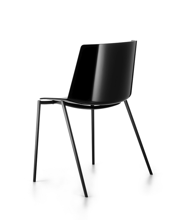 AÏKU Stuhl mit vier Metallbeinen in Schwarz von MDF Italia, moderne Sitzmöbel.